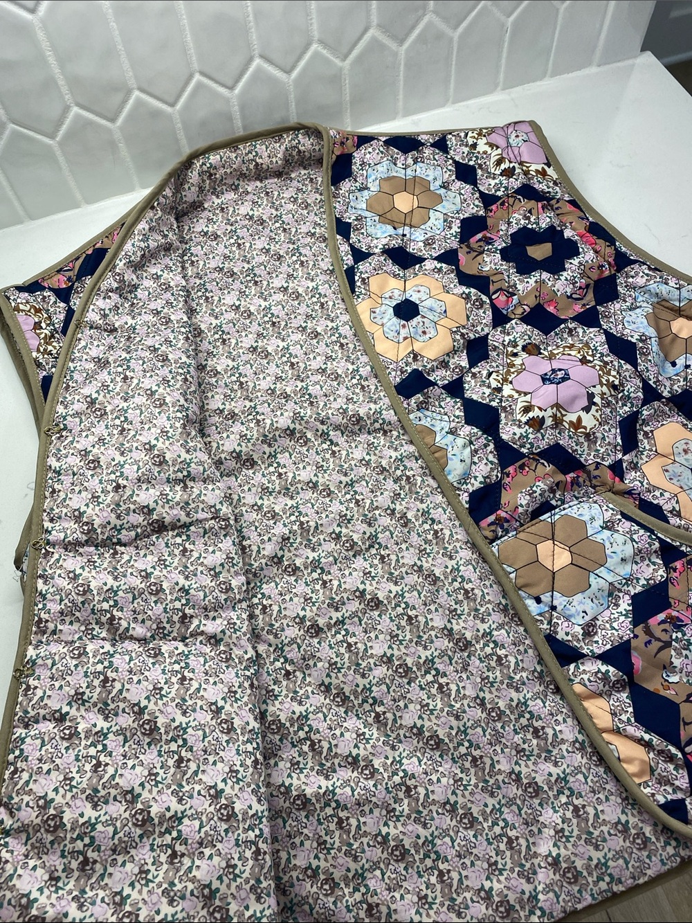 Quilted Geometric Floral All Over Pattern Print Vest Jacket with Pockets EUC ✨ - Picture 2 of 6